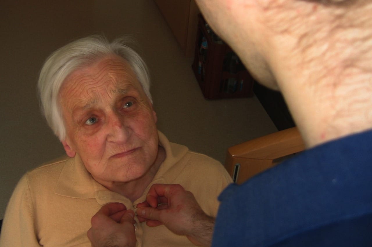 Cómo contratar una cuidadora para ancianos