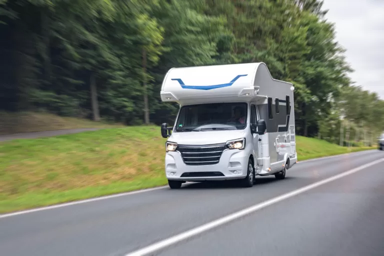Autocaravana vs hotel vs camper: la comparativa definitiva para decidir tu alquiler autocaravana Barcelona (según tu tipo de viaje)